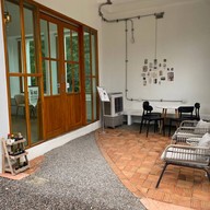 นพ คาเฟ่แอนด์บิสโทร บ้านดงม่อนกระทิง