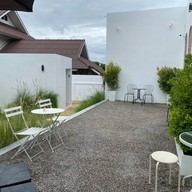 นพ คาเฟ่แอนด์บิสโทร บ้านดงม่อนกระทิง