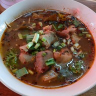เมนูของร้าน ก๋วยเตี๋ยวเนื้อตุ๋นเฮียปอ ถนนอำเภอ เมืองสุราษ