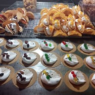 ร้านปารวตี ขนมเบื้อง ถังแตกหน้าโรงเรียนบุญวาทย์วิทยาลัย มีสาขาเดียวของจังหวัดลำปาง