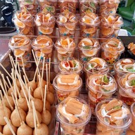 ร้านปารวตี ขนมเบื้อง ถังแตกหน้าโรงเรียนบุญวาทย์วิทยาลัย มีสาขาเดียวของจังหวัดลำปาง