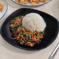ครัวหญิงลี กะเพราผัดแห้ง ข้าวผัด