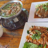 เมนูของร้าน ร้านก๋วยเตี๋ยวเป็ดเจ๊เก๋  ขาหมูนายพล