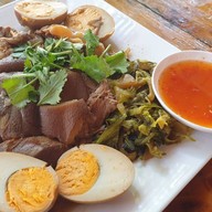 เมนูของร้าน ร้านก๋วยเตี๋ยวเป็ดเจ๊เก๋  ขาหมูนายพล