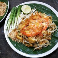 ผัดไทยกุ้งสดโบราณ(สูตรแม่พิกุล)