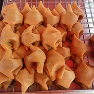 ร้านปารวตี ขนมเบื้อง ถังแตกหน้าโรงเรียนบุญวาทย์วิทยาลัย มีสาขาเดียวของจังหวัดลำปาง