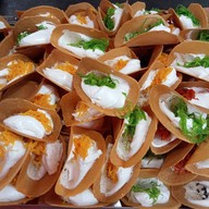 ร้านปารวตี ขนมเบื้อง ถังแตกหน้าโรงเรียนบุญวาทย์วิทยาลัย มีสาขาเดียวของจังหวัดลำปาง