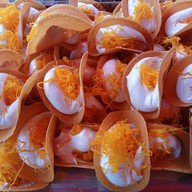 ร้านปารวตี ขนมเบื้อง ถังแตกหน้าโรงเรียนบุญวาทย์วิทยาลัย มีสาขาเดียวของจังหวัดลำปาง