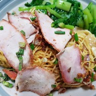 เมนูของร้าน บะหมี่เกี๊ยวหมูแดงเจ๊หงส์