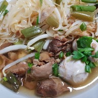 เมนูของร้าน บะหมี่เกี๊ยวหมูแดงเจ๊หงส์