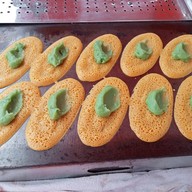 ร้านปารวตี ขนมเบื้อง ถังแตกหน้าโรงเรียนบุญวาทย์วิทยาลัย มีสาขาเดียวของจังหวัดลำปาง