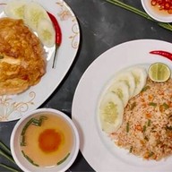 ร้านเค้กสีแดง By Ananta bakery เอื้ออาทรตึก48