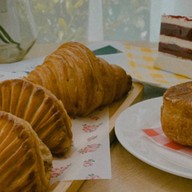 นพ คาเฟ่แอนด์บิสโทร บ้านดงม่อนกระทิง