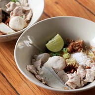 ลูกโกตี๋วัดกู้ ก๋วยเตี๋ยวหมูต้มยำ ในปั๊มซัสโก้ บางบัวทอง