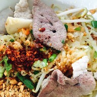 ลูกโกตี๋วัดกู้ ก๋วยเตี๋ยวหมูต้มยำ ในปั๊มซัสโก้ บางบัวทอง