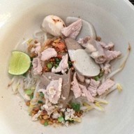 ลูกโกตี๋วัดกู้ ก๋วยเตี๋ยวหมูต้มยำ ในปั๊มซัสโก้ บางบัวทอง