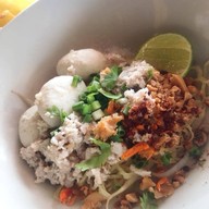 ลูกโกตี๋วัดกู้ ก๋วยเตี๋ยวหมูต้มยำ ในปั๊มซัสโก้ บางบัวทอง