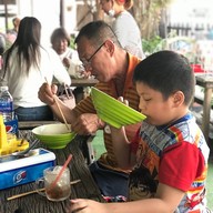 ลูกโกตี๋วัดกู้ ก๋วยเตี๋ยวหมูต้มยำ ในปั๊มซัสโก้ บางบัวทอง