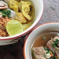 ลูกโกตี๋วัดกู้ ก๋วยเตี๋ยวหมูต้มยำ ในปั๊มซัสโก้ บางบัวทอง