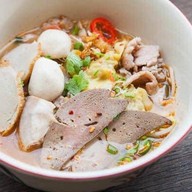 ลูกโกตี๋วัดกู้ ก๋วยเตี๋ยวหมูต้มยำ ในปั๊มซัสโก้ บางบัวทอง