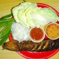หน้าร้าน ปลาเผา+ผลไม้