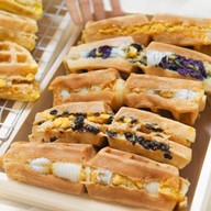 ใจ๋ใจ๋ วาฟเฟิลไส้ทะลัก หน้ามอศิลปากร