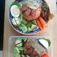 ข้าวคลุกน้ำพริกบ้านนิวตรอน