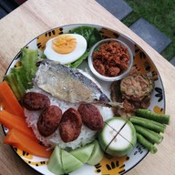 ข้าวคลุกน้ำพริกบ้านนิวตรอน