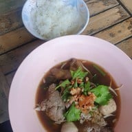 เมนูของร้าน ก๋วยเตี๋ยวหมูตุ๋น-เนื้อตุ๋น นายเหมาะ