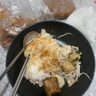 เมนูของร้าน เรือทองคำ ก๋วยเตี๋ยวลูกชิ้นปลา ถนนเจริญราษฎ์ ถนนเจริญราษฎ์