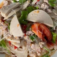 เกรซ-เกมส์ โคตรยำสูตรโบราณ-กระเพราโบราณ รสเด็ด