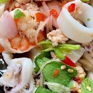 เกรซ-เกมส์ โคตรยำสูตรโบราณ-กระเพราโบราณ รสเด็ด