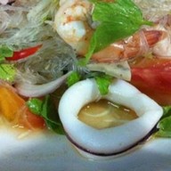 เกรซ-เกมส์ โคตรยำสูตรโบราณ-กระเพราโบราณ รสเด็ด