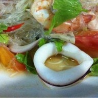 เกรซ-เกมส์ โคตรยำสูตรโบราณ-กระเพราโบราณ รสเด็ด