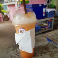 นั่งเล่นกาแฟสด