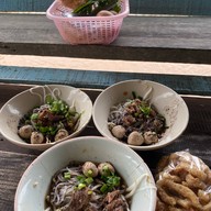 เมนูของร้าน ก๋วยเตี๋ยวเรือแพเพ็ญ