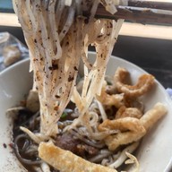 เมนูของร้าน ก๋วยเตี๋ยวเรือแพเพ็ญ