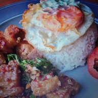 เมนูของร้าน คุณเล็กกระเพราหมูกรอบ ต้มเลือดหมู