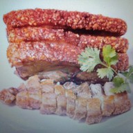 คุณเล็กกระเพราหมูกรอบ ต้มเลือดหมู