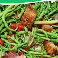 ส้มตำใต้สะพานลอย (ข้าวขาหมู ส้มตำ ยำ ลาบ น้ำตก คอหมูย่าง ไก่ย่าง ต้มแซ่บ ต้มยำ) 215 สุคนธสวัสดิ์ ลาดพร้าว