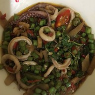 อาหารตามสั่ง ปิ่น&เพชร  🔥 ร้าน ตั้งอยู่ข้างร้านศรีอ่างแก้ว