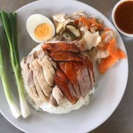 ณัฐข้าวหมูแดง - ถนนกาญจนวนิช
