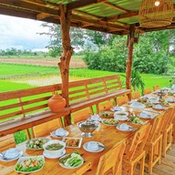 บรรยากาศ อยู่กับนา คาเฟ่