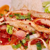 ข้าวคอหมูย่าง เจ้าเก่าตึกทูดิโอ อยู่ฝั่ง U Village