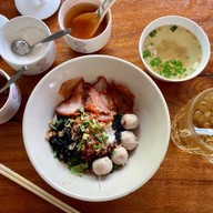 ก๋วยเตี๋ยวสุขศาลาท่าม่วง