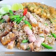 เมนูของร้าน คุณเล็กกระเพราหมูกรอบ ต้มเลือดหมู