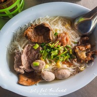 ก๋วยเตี๋ยวเนื้อ โกอ้วน ตลาดโต้รุ่งหัวหิน