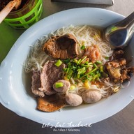 ก๋วยเตี๋ยวเนื้อ โกอ้วน ตลาดโต้รุ่งหัวหิน