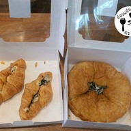 เมนูของร้าน CHA’Sant by Chef Natty - Truffle Cheese Croissant ครัวซองต์ ทรัฟเฟิล ชีส เค้ก แฮม ชา กาแฟ มัทฉะ สุขุมวิท39