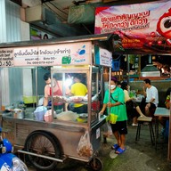 หน้าร้าน ก๋วยเตี๋ยวเนื้อ โกอ้วน ตลาดโต้รุ่งหัวหิน